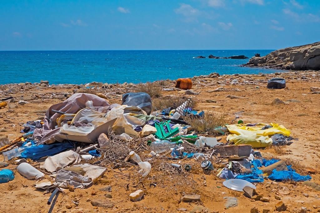 plage polluée par le plastique