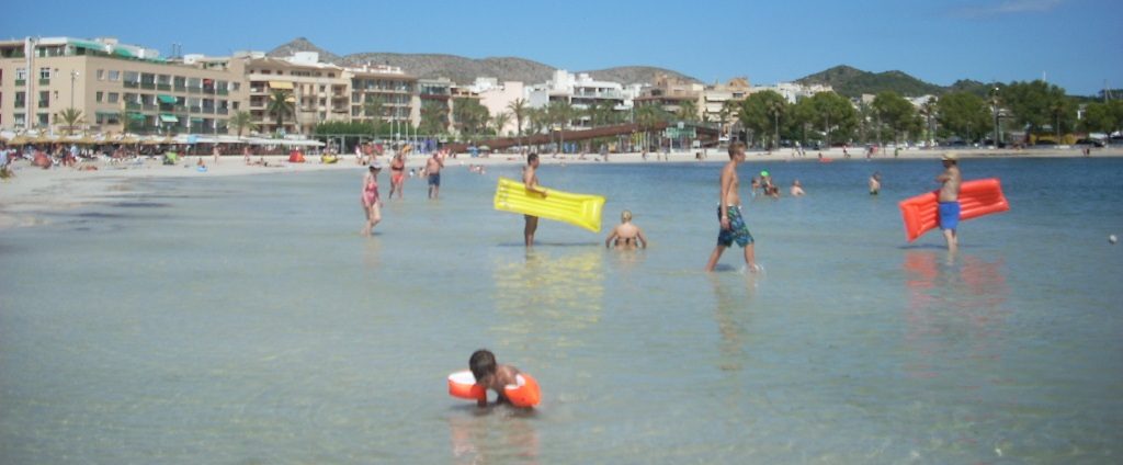 des baigneurs avec le gonflable à la plage d'Alcudia